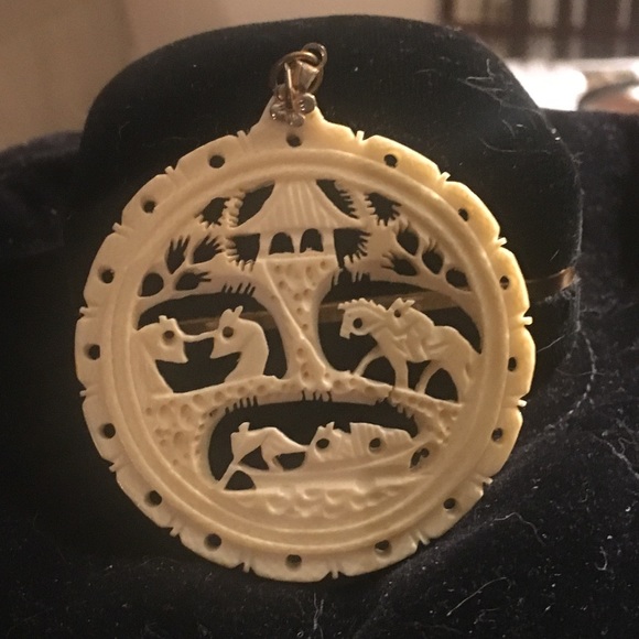 Ivory imitation Asian pendant - Picture 1 of 2